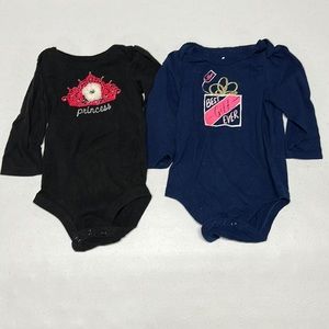 😍 3 for $15 😍 Lot of 2 Girl’s Onesies Size 9M